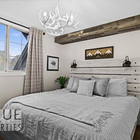Mystic Mountain Chalet, Heated Outdoor Pool & Hot Tub, Free Parking, Fast Wifi! Canmore Exterior foto