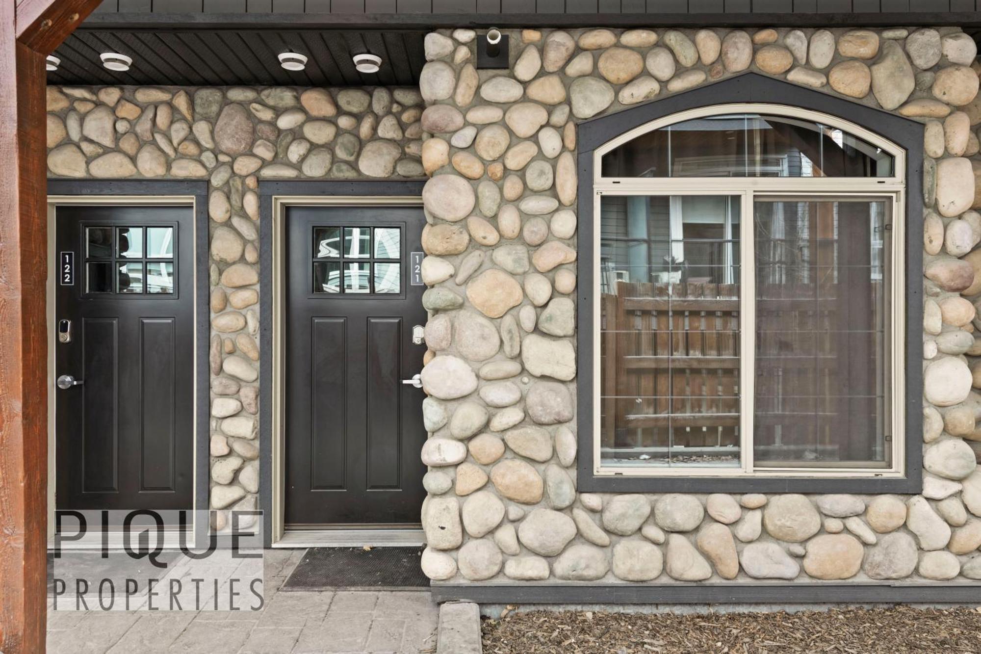 Mystic Mountain Chalet, Heated Outdoor Pool & Hot Tub, Free Parking, Fast Wifi! Canmore Exterior foto